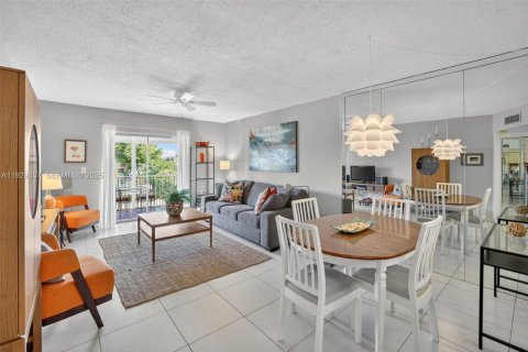 Condo in Pompano Beach, Florida, 1 bedroom  № 1991350 - photo 1