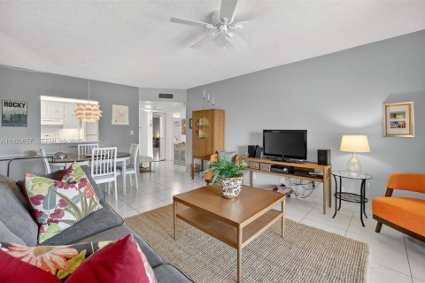 Condo in Pompano Beach, Florida, 1 bedroom  № 1991350 - photo 8