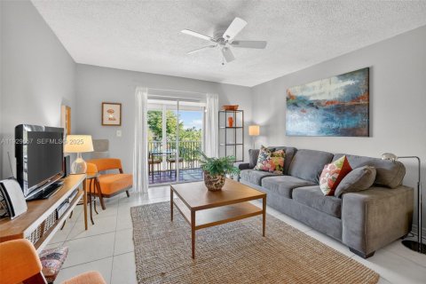 Condo in Pompano Beach, Florida, 1 bedroom  № 1991350 - photo 4