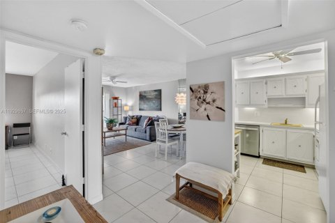 Condo in Pompano Beach, Florida, 1 bedroom  № 1991350 - photo 13