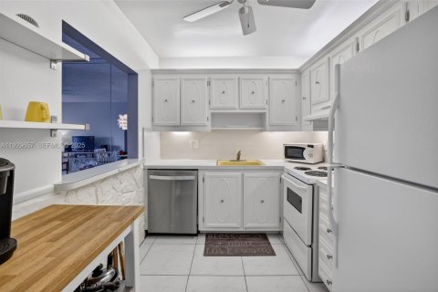 Condo in Pompano Beach, Florida, 1 bedroom  № 1991350 - photo 14