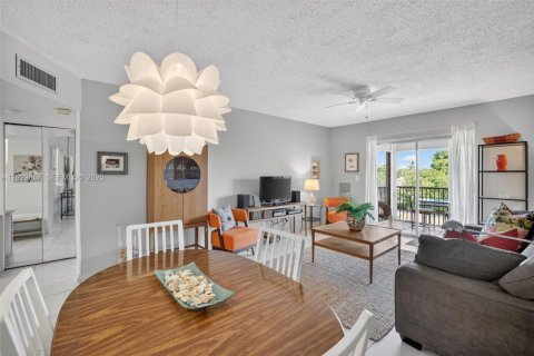Condo in Pompano Beach, Florida, 1 bedroom  № 1991350 - photo 2
