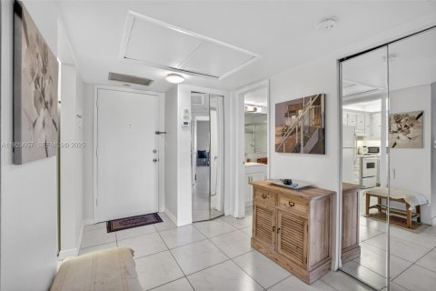 Condo in Pompano Beach, Florida, 1 bedroom  № 1991350 - photo 12