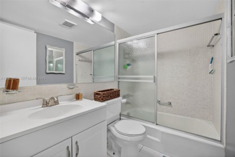 Condo in Pompano Beach, Florida, 1 bedroom  № 1991350 - photo 21