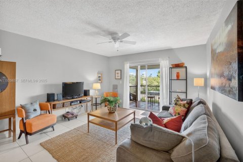 Condo in Pompano Beach, Florida, 1 bedroom  № 1991350 - photo 3