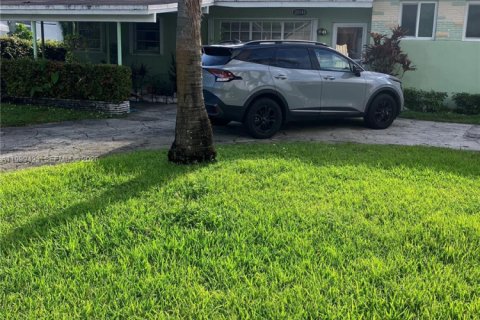 House in Miami, Florida 3 bedrooms, 164.62 sq.m. № 2066800 - photo 2