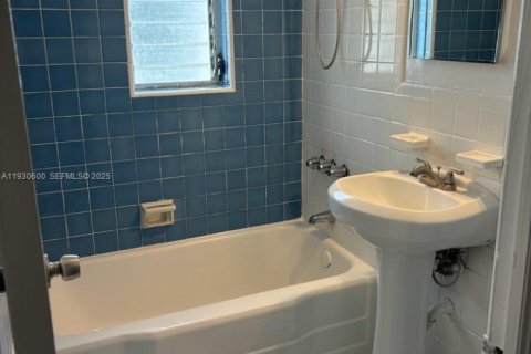 Снять в аренду квартиру в Майами-Бич, Флорида 37.81м2, № 1989301 - фото 4