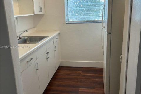 Снять в аренду квартиру в Майами-Бич, Флорида 37.81м2, № 1989301 - фото 8