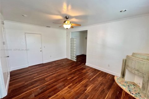 Снять в аренду квартиру в Майами-Бич, Флорида 37.81м2, № 1989301 - фото 3