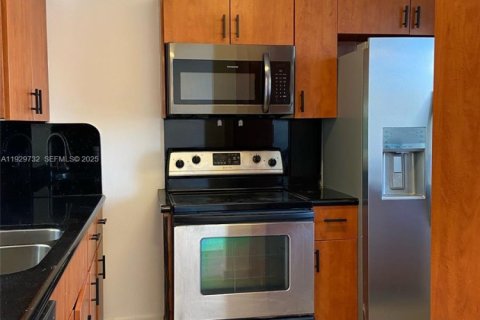 Condo in Miramar, Florida, 2 bedrooms № 2250459 - photo 3