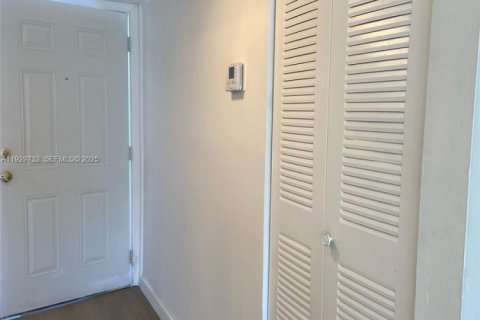 Condo in Miramar, Florida, 2 bedrooms № 2250459 - photo 4