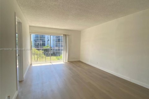 Condo in Miramar, Florida, 2 bedrooms № 2250459 - photo 19