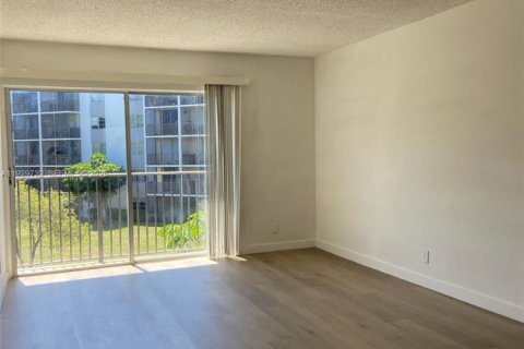 Condo in Miramar, Florida, 2 bedrooms № 2250459 - photo 16
