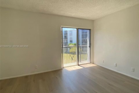 Condo in Miramar, Florida, 2 bedrooms № 2250459 - photo 15