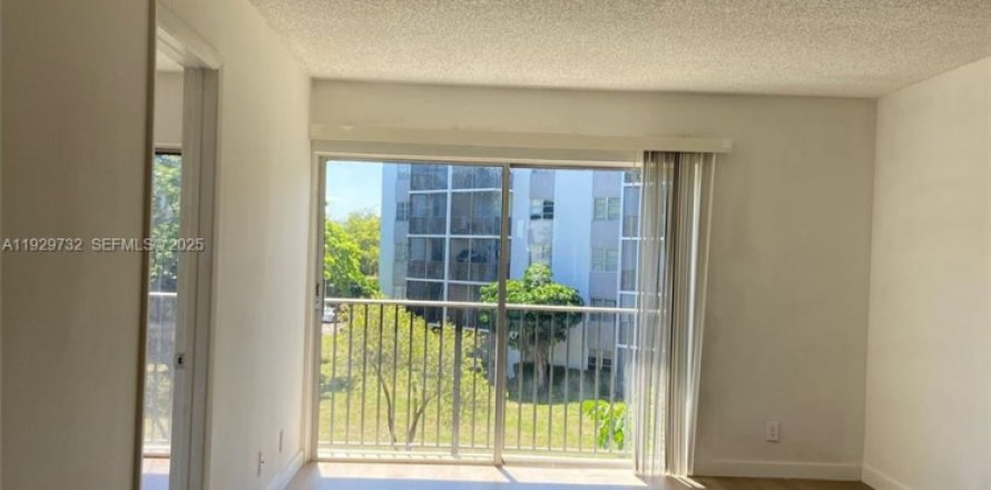 Condo in Miramar, Florida, 2 bedrooms № 2250459