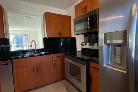Condo in Miramar, Florida, 2 bedrooms № 2250459 - photo 2