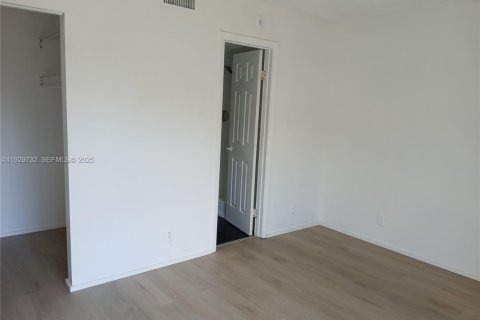 Condo in Miramar, Florida, 2 bedrooms № 2250459 - photo 12