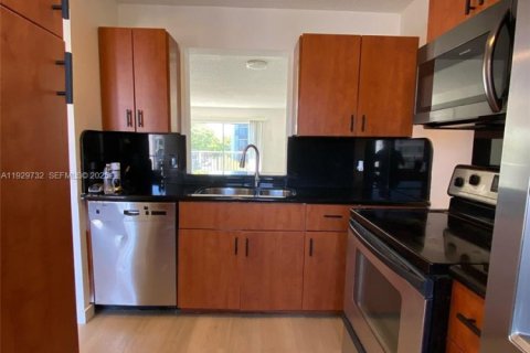 Condo in Miramar, Florida, 2 bedrooms № 2250459 - photo 9