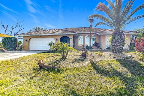 House in Englewood, Florida 5 bedrooms, 309.64 sq.m. № 1559798 - photo 1