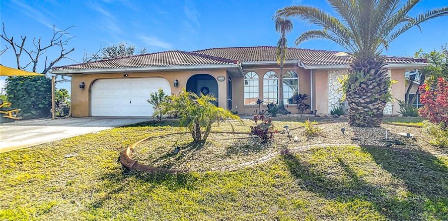 House in Englewood, Florida 5 bedrooms, 309.64 sq.m. № 1559798