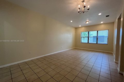House in Miramar, Florida 3 bedrooms, 173.54 sq.m. № 1989502 - photo 6