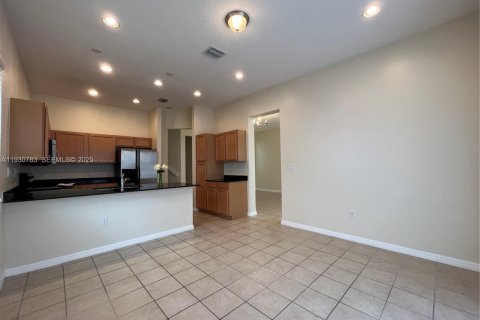 House in Miramar, Florida 3 bedrooms, 173.54 sq.m. № 1989502 - photo 3