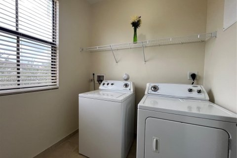 House in Miramar, Florida 3 bedrooms, 173.54 sq.m. № 1989502 - photo 11