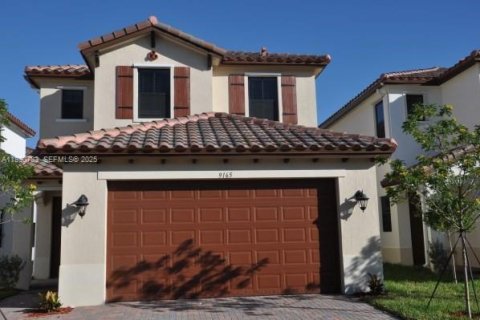 House in Miramar, Florida 3 bedrooms, 173.54 sq.m. № 1989502 - photo 1