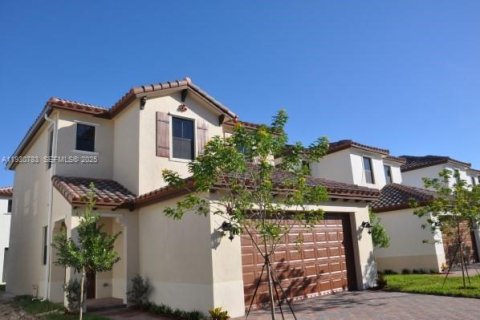 House in Miramar, Florida 3 bedrooms, 173.54 sq.m. № 1989502 - photo 2