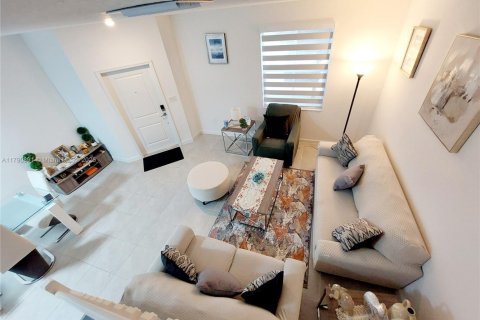 Touwnhouse à vendre à Miami, Floride: 3 chambres, 149.76 m2 № 1939812 - photo 2