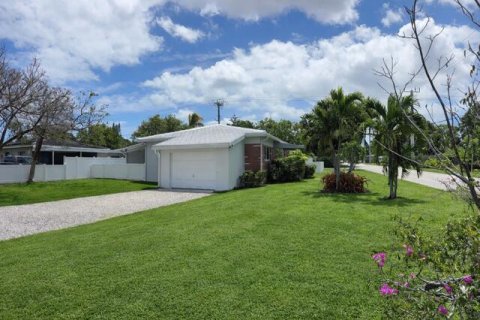 House in Hollywood, Florida 2 bedrooms, 122.07 sq.m. № 2245630 - photo 2