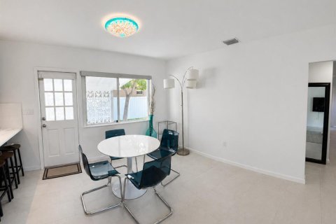House in Hollywood, Florida 2 bedrooms, 122.07 sq.m. № 2245630 - photo 12
