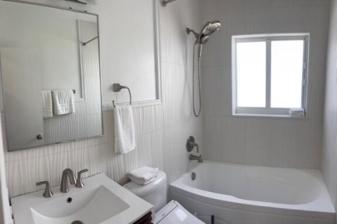 House in Hollywood, Florida 2 bedrooms, 122.07 sq.m. № 2245630 - photo 15