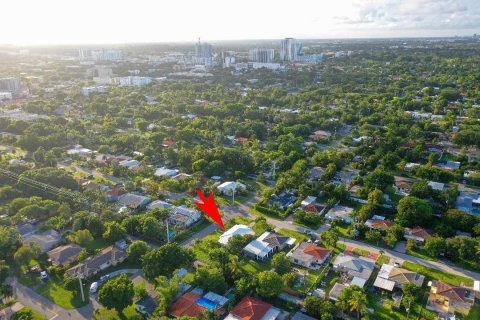 House in Hollywood, Florida 2 bedrooms, 122.07 sq.m. № 2245630 - photo 5