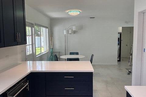 House in Hollywood, Florida 2 bedrooms, 122.07 sq.m. № 2245630 - photo 9