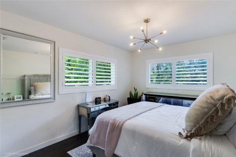 Снять в аренду виллу или дом в Корал-Гейблс, Флорида 3 спальни, 117.52м2, № 1956609 - фото 15