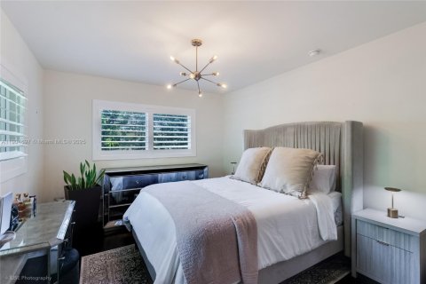 Снять в аренду виллу или дом в Корал-Гейблс, Флорида 3 спальни, 117.52м2, № 1956609 - фото 14