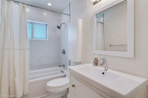 Снять в аренду виллу или дом в Корал-Гейблс, Флорида 3 спальни, 117.52м2, № 1956609 - фото 18