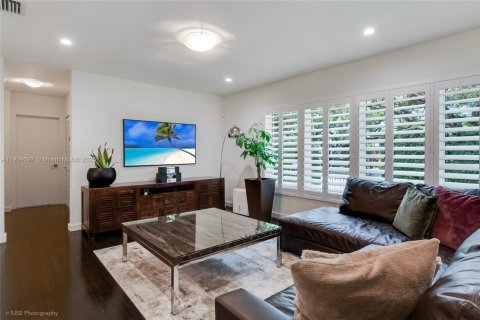 Снять в аренду виллу или дом в Корал-Гейблс, Флорида 3 спальни, 117.52м2, № 1956609 - фото 13