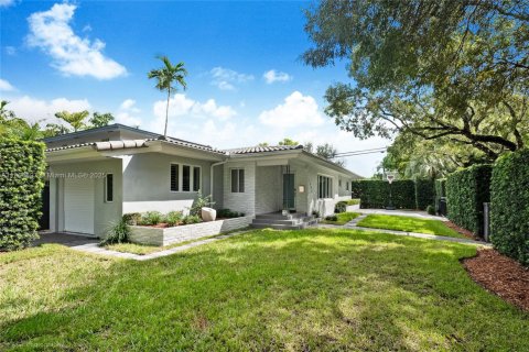 Снять в аренду виллу или дом в Корал-Гейблс, Флорида 3 спальни, 117.52м2, № 1956609 - фото 3