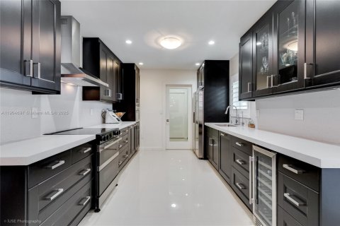 Снять в аренду виллу или дом в Корал-Гейблс, Флорида 3 спальни, 117.52м2, № 1956609 - фото 21