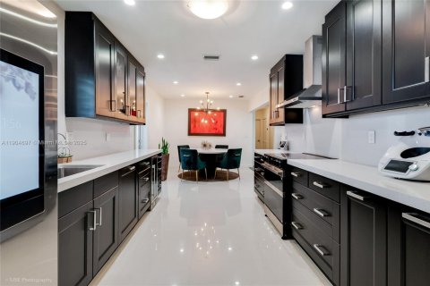 Снять в аренду виллу или дом в Корал-Гейблс, Флорида 3 спальни, 117.52м2, № 1956609 - фото 7