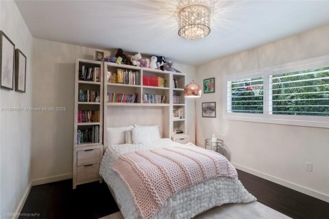 Снять в аренду виллу или дом в Корал-Гейблс, Флорида 3 спальни, 117.52м2, № 1956609 - фото 17