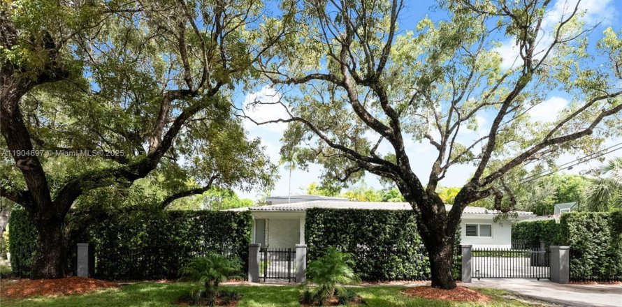 Дом в Корал-Гейблс, Флорида 3 спальни, 117.52м2 № 1956609