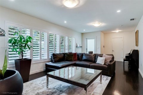 Снять в аренду виллу или дом в Корал-Гейблс, Флорида 3 спальни, 117.52м2, № 1956609 - фото 12