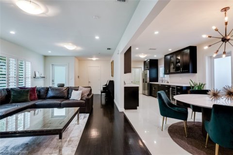 Снять в аренду виллу или дом в Корал-Гейблс, Флорида 3 спальни, 117.52м2, № 1956609 - фото 11