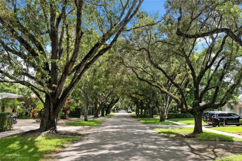 Снять в аренду виллу или дом в Корал-Гейблс, Флорида 3 спальни, 117.52м2, № 1956609 - фото 2