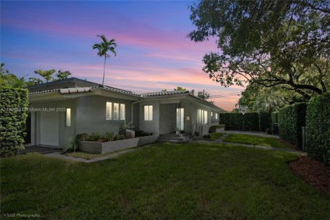 Снять в аренду виллу или дом в Корал-Гейблс, Флорида 3 спальни, 117.52м2, № 1956609 - фото 22