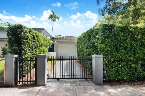 Снять в аренду виллу или дом в Корал-Гейблс, Флорида 3 спальни, 117.52м2, № 1956609 - фото 6