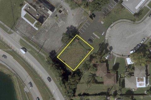 Propiedad comercial en venta en Cutler Bay, Florida № 1983695 - foto 1